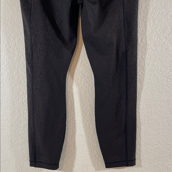 ATHLETA Ultimate Stash Leggings Size Small Black Embossed 7/8 Tight With Pockets - Picture 7 of 11